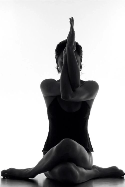 Body, mind, soul — silueta en meditación